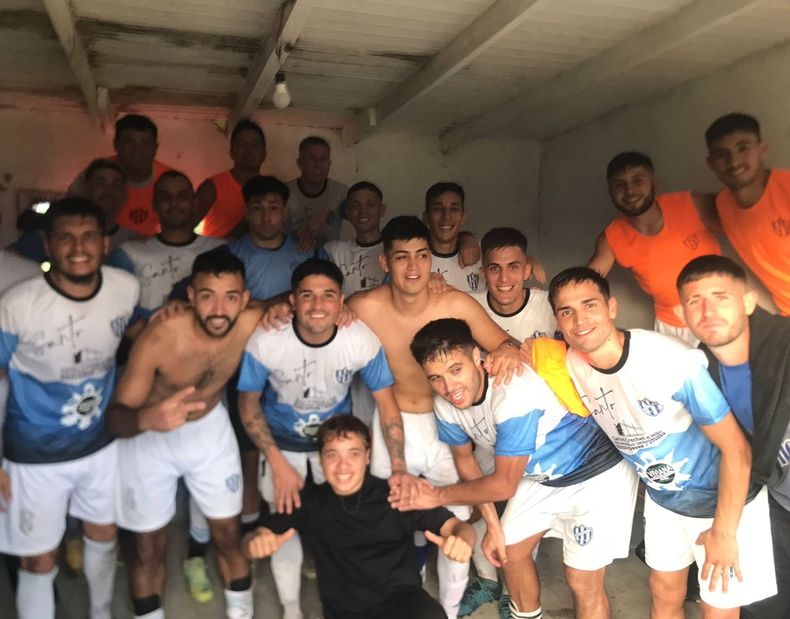 FESTEJO. Los jugadores de San Alejo celebran el triunfazo en casa.