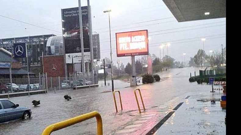 K50. La calle Las Magnolias quedó bajo agua..