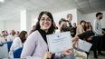 EN CARRERA. Una médica muestra su diploma, este jueves, en el Hospital Central de Pilar.&nbsp;