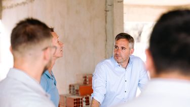 EN OBRA. Achával recorrió este lunes el avance de la Secundaria Nº 25.