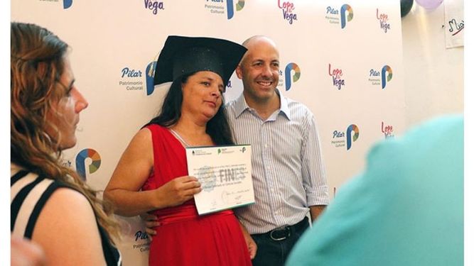 DIPLOMA. Ducoté con una de las egresadas. .