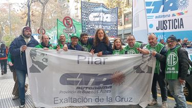 RECLAMO. La CTA de Pilar fue parte de la movilización a la Casa de Gobierno.&nbsp;