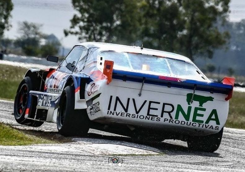 El Chevrolet de Santilli Pazos entra a la curva del Mouras, para llegar 4° en La Plata.