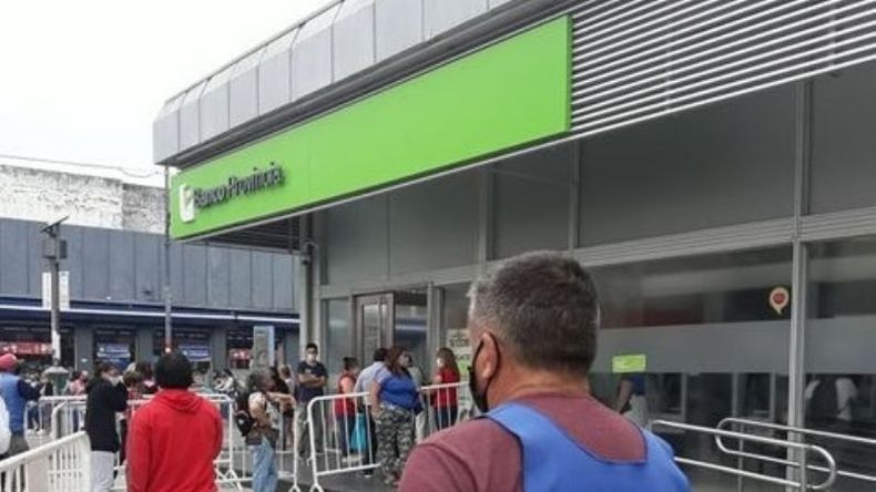 La fila en el Provincia, en la mañana de este miércoles..