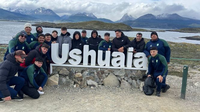 Manzanares Rugby en el emblemático paisaje de Ushuaia.