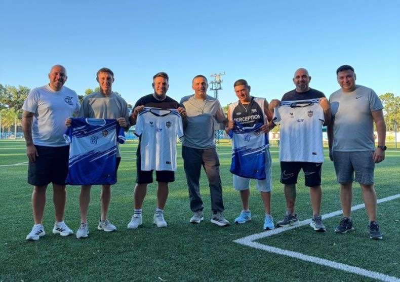 CONDUCCIÓN. Hugo Silva (3º) con su cuerpo técnico y los dirigentes de Metalúrgico.