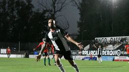 EL VUELO DEL PÁJARO. Marcos Riquelme festejó el gol del triunfo ante Laferrere tras una gran definición. EL VUELO DEL PÁJARO. Marcos Riquelme festejó el gol del triunfo ante Laferrere tras una gran definición.