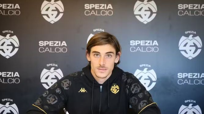 Gregorio Tanco estampando su firma para desembarcar en Spezia Calcio.