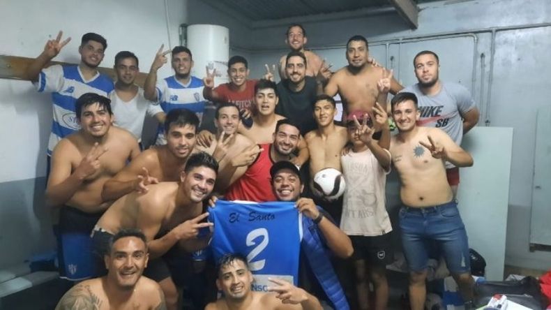 FESTEJO. San Alejo le ganó el duelo barrial al Poli y lo celebró en el vestuario..