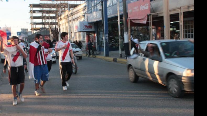 Los primeros salieron en autos a dar la vuelta olímpica a la plaza..