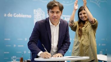 FIRMA. Kicillof junto a la ministra de Ambiente, Daniela Vilar. .