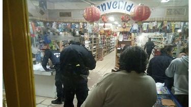 PERICIA. La policía trabajaba anoche en el local donde ocurrió el ataque..