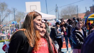 JUEGOS. Soledad Peralta junto a los vecinos en la nueva plaza de San Cayetano.