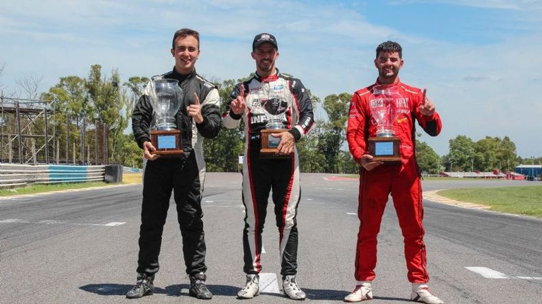 NUMERO 1. Matías Rossi junto a los otros campeones: Franco Morillo (Top Race Series) y Thomas Micheloud (Top Race Junior). Foto: @TopRaceOK.