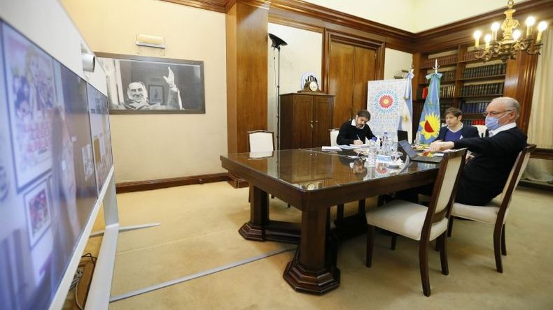 PANTALLA. Kicillof y sus funcionarios se reunieron con los intendentes, entre ellos, Achával. .