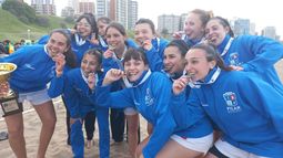 DE ORO. Las chicas de Atlético Pilar festejaron el título de Fútbol Playa en la Varese.
