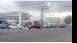 COLAS. Ayer a la tarde en una YPF del centro de Pilar..