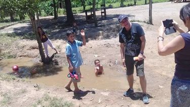 TIERRA COLORADA. Esteban Charpentier en uno de los viajes a Misiones..