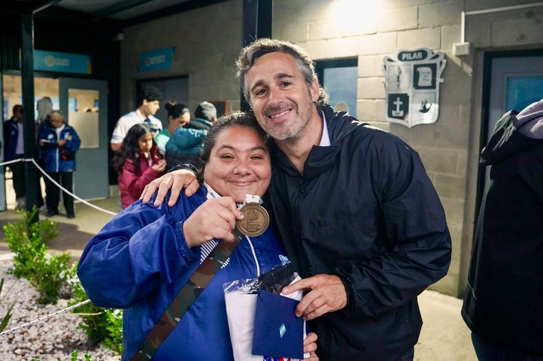 MEDALLA DE ORO. Achával junto a Patricia Aguirre, ganadora en Natación.