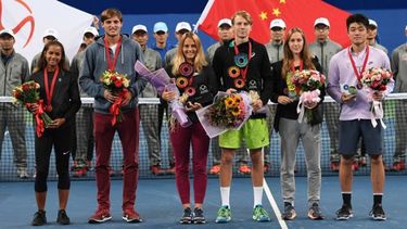 BRONCE. Geller (izq.) posa en el podio del Masters Juniors de China..