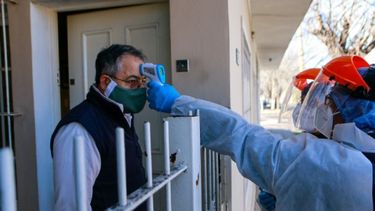 CASA POR CASA. Agentes sanitarios hacen controles en los barrios. .
