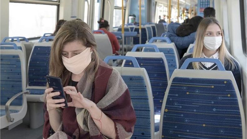 TAPABOCAS. Salud recomendó su uso en el transporte público. .