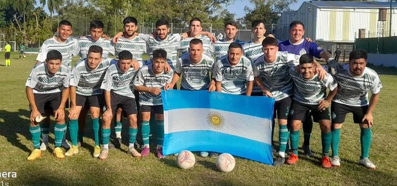 EN DON TORCUATO. Uni&oacute;n Ferroviaria pos&oacute; con la Bandera Nacional en memoria a los ca&iacute;dos en Malvinas.