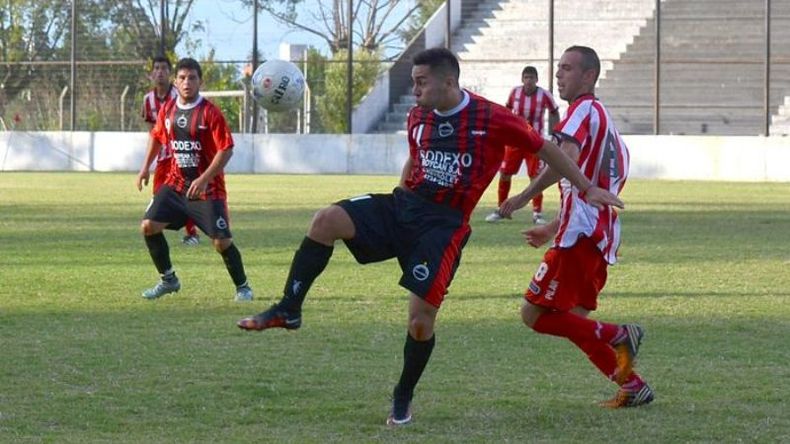 ¡BAJALA! Maciel quiere dominar la pelota ante la presión de Meza..