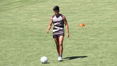 ENTRENANDO. Martínez en la cancha, mientras espera el choque del domingo..