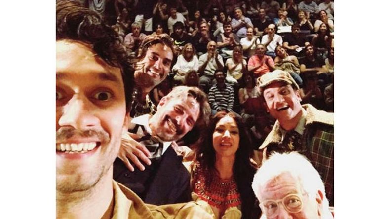 Noche de estreno. En los últimos días, se estrenó “La momia”, comedia protagonizada por Fabián Mazzei (vecino de Del Viso desde hace años), Romina Gaetani, Alberto Fernández de Rosa y Mariano Torre, entre otros. No faltó la selfie tras la función en el Teatro Metropolitan Citi. .
