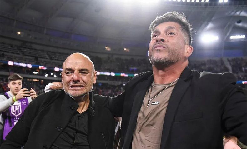 ENTRE LÁGRIMAS. Orsi y Gómez emocionados tras ser campeones con Platense del Torneo Apertura 2025.