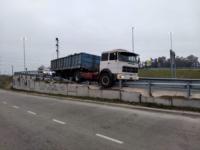 AL BORDE. El camión quedó montado sobre el guardarrail.&nbsp;
