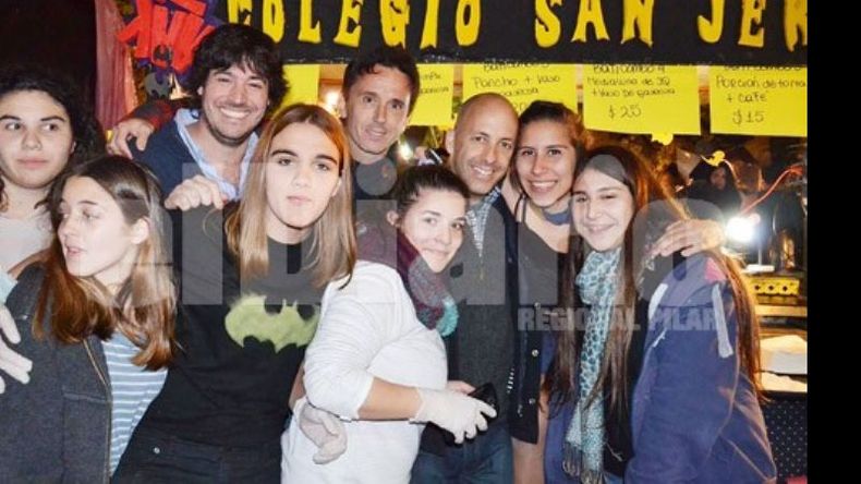 CAMPAÑA. El candidato Pro Nico Ducoté, recorrió los puestos de los estudiantes en la plaza..
