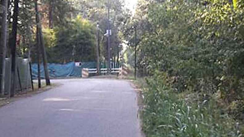 CERRADA. Un vallado marca el comienzo de la calle tomada..