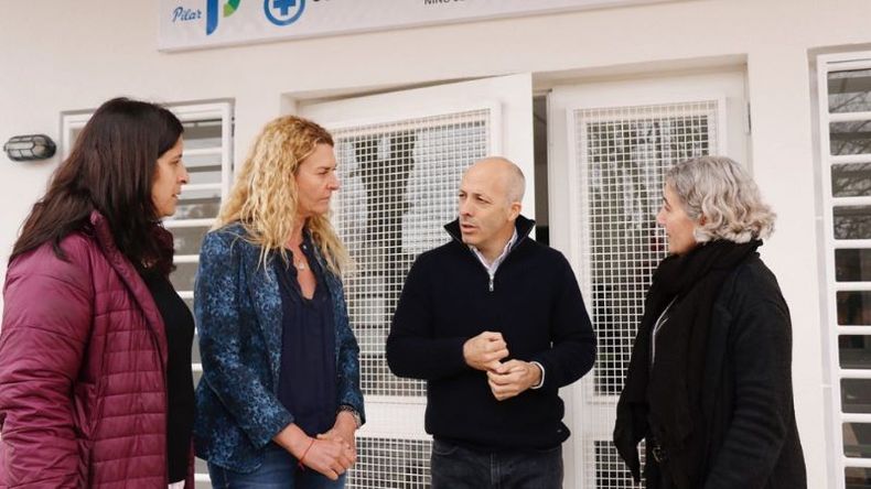 Leguizamón (segunda desde la izquierda) visitó junto a Ducoté la obra del Centro de Salud de La Loma, en Del Viso..