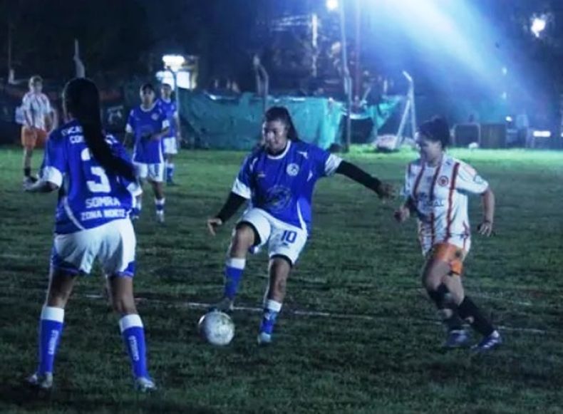 PISADITA. Laila Espíndola para la pelota y busca armar un ataque para Somra.