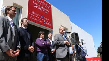 Zúccaro y sus funcionarios, en la puerta del centro de salud..