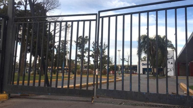 CERRADO. El hipermercado, ahora, sin atención del público..