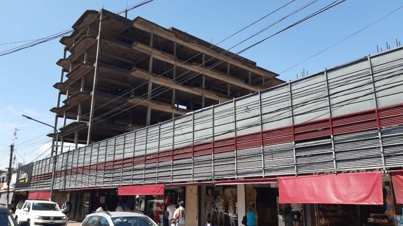 Esqueleto de hormigón. Edificio abandonado en la terminal de colectivos..
