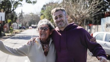 A NUEVO. Achával saluda a una vecina en la calle recién asfaltada. &nbsp;