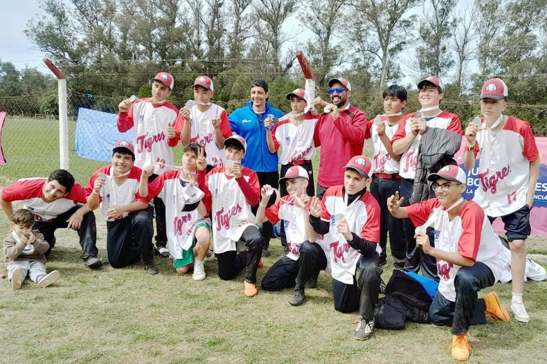 El equipo del Colegio Nuestra Señora de La Paz, plata en sóftbol sub 16.