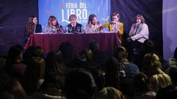 PRESENTACIÓN. Las autoras mostraron el libro en la feria de Pilar..