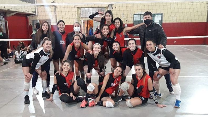 FESTEJO. Las Rojinegras celebrando su cuarta conquista..