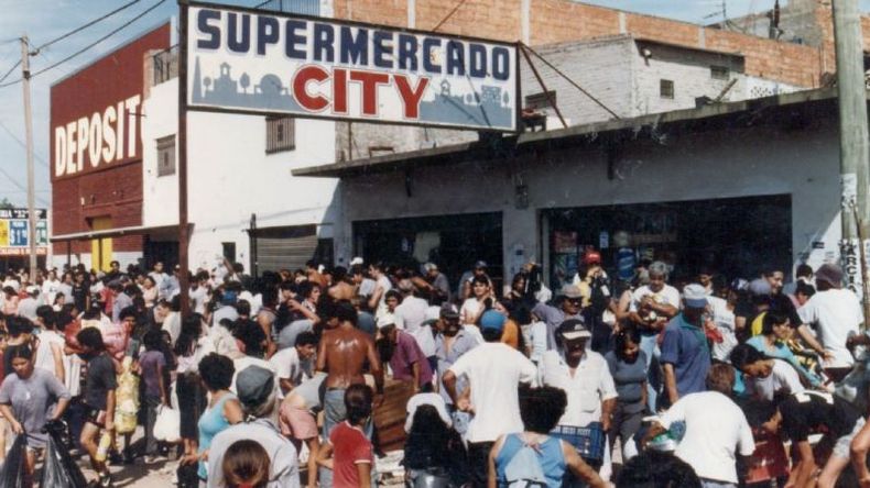 Impactante imagen de la multitud arrasando el supermercado City, en Presidente Derqui. Tres locales más sufrieron lo mismo..