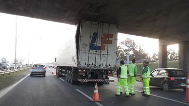 Otra vez un camión atascado en un puente