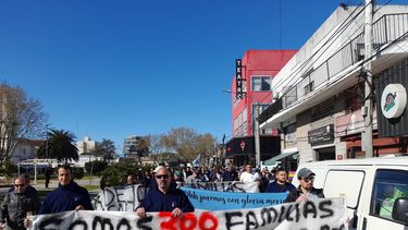 MARCHA. Trabajadores de ILVA y sus familias de manifestaron en el centro de Pilar.