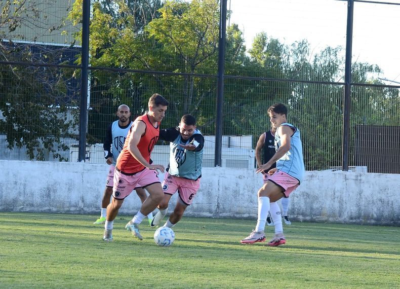 ¿REGRESA? Ariel Otermín sería titular este sábado ante Dock Sud.