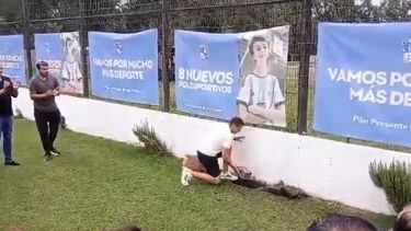 José Vázquez coloca las cenizas de su padre Jorge en el estadio Carlos Barraza.