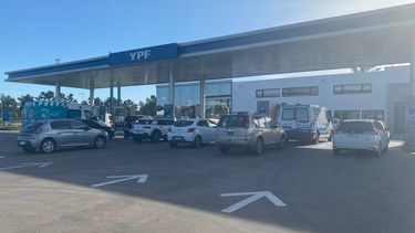 importante caudal de vehiculos en las estaciones de servicio de pilar