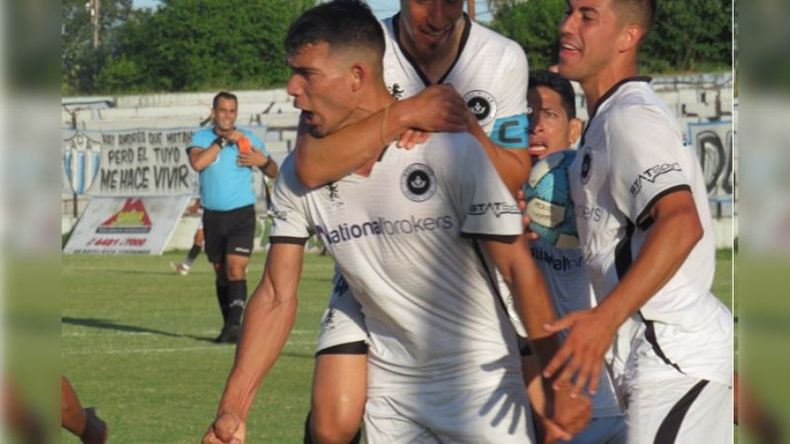 FESTEJO. Lucas Villafañe festeja su gol, el del empate ante Argentino. .